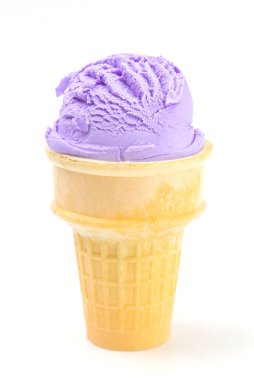 Beyaz Arkaplanda Tek Kepçeli Mor Dondurma Konisi