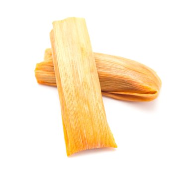 Beyaz bir arkaplanda izole edilmiş ev yapımı Tamales.