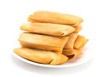 Beyaz bir arkaplanda izole edilmiş ev yapımı Tamales.
