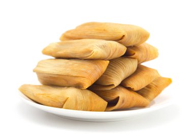 Beyaz bir arkaplanda izole edilmiş ev yapımı Tamales.