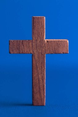 Mavi Arkaplanda Basit Tahta Haç