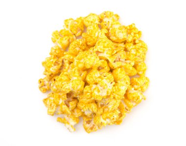 Beyaz arka planda aromalı Peynirli Patlamış Mısır
