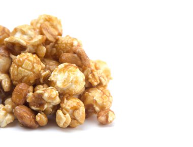 Beyaz Arkaplanda Karamel ve Fıstık Patlamış Mısır