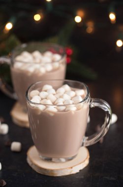 Tatiller için sette sıcak çikolata.