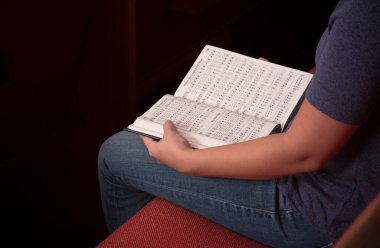 Genç Erkekler ve Kadınlar Bir Kilise Binasında Övgü Şarkıları Söylüyor