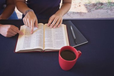 Bir Arkadaş Birine İncil Çalışmasında Yardım Ediyor