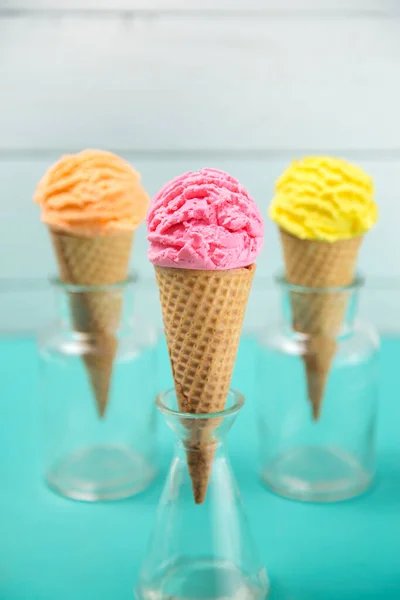 Scoop Rosa Arancio Giallo Gelato Tavolo Verde Acqua — Foto Stock