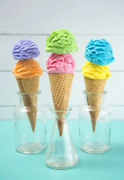 Arco Íris Ice Cream Scoops Waffle Cones Uma Mesa Teal — Fotografia de Stock