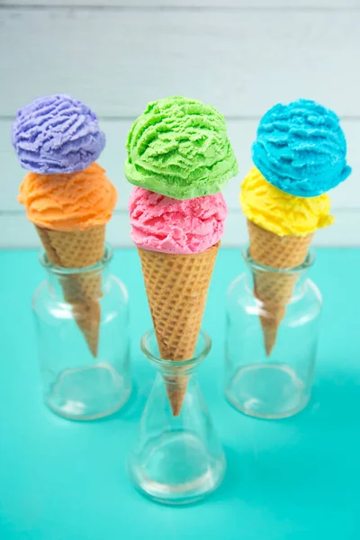 Arco Íris Ice Cream Scoops Waffle Cones Uma Mesa Teal — Fotografia de Stock