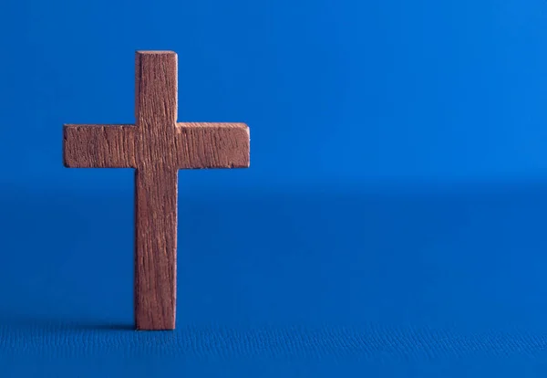 Simple Wooden Cross Blue Background — Stock Photo, Image