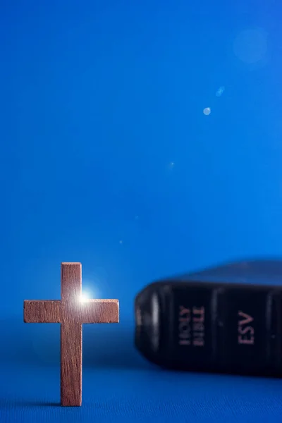 Απλός Ξύλινος Σταυρός Και Αγία Γραφή — Φωτογραφία Αρχείου