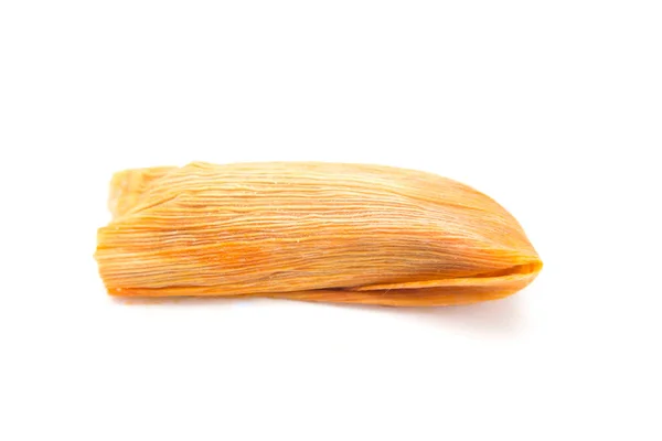 Beyaz bir arkaplanda izole edilmiş ev yapımı Tamales.