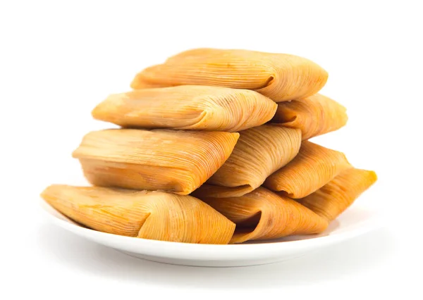 Beyaz bir arkaplanda izole edilmiş ev yapımı Tamales.