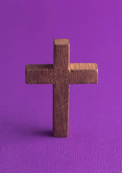 Simple Wooden Cross Purple Background — Stock Photo, Image