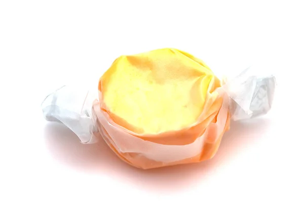 Pièce Unique Caramel Eau Salée Orange Sur Fond Blanc — Photo