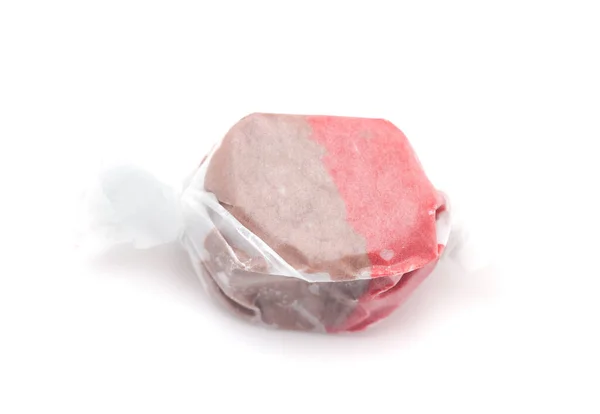 Single Piece Brown Red Salt Water Taffy Białym Tle — Zdjęcie stockowe