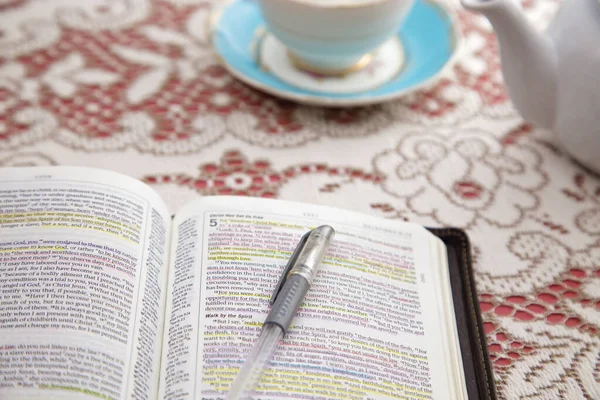 Bibel Mit Tee Für Eine Bibelstudie Für Frauen — Stockfoto