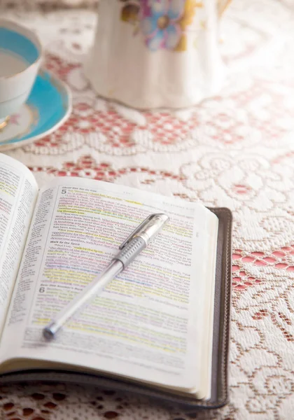 Bibel Mit Tee Für Eine Bibelstudie Für Frauen — Stockfoto