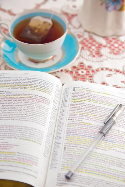 Bibel Mit Tee Für Eine Bibelstudie Für Frauen — Stockfoto