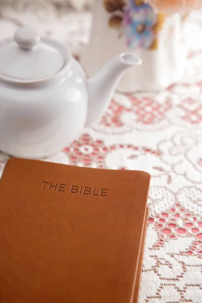 与茶同行的圣经 女性圣经研究 — 图库照片