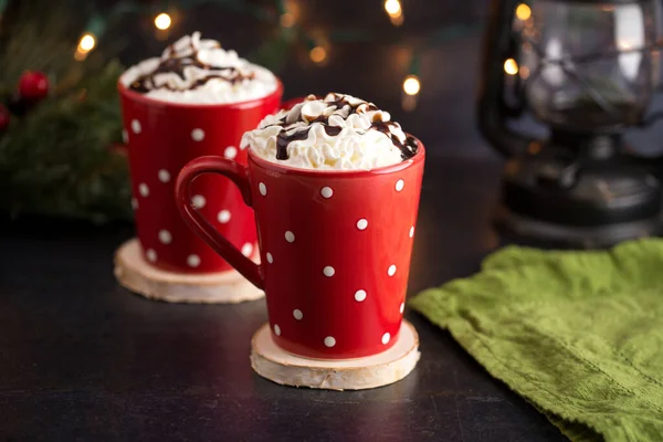 Chocolat Chaud Avec Crème Fouettée Dans Une Tasse Polkadot Rouge — Photo