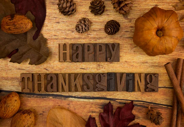 Thanksgiving Thematische Achtergrond Een Houten Tafel — Stockfoto