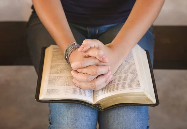 Joven Adolescente Estudiando Biblia Afuera — Foto de Stock