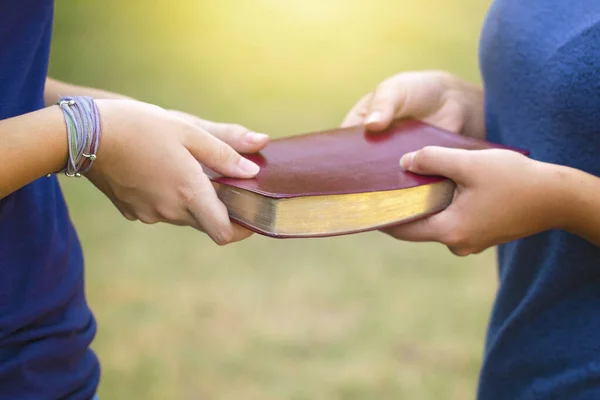 Ludzie Dzielą Się Biblią Swoimi Przyjaciółmi — Zdjęcie stockowe