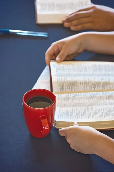 Una Tavola Apparecchiata Uno Studio Biblico Mentre Gente Cerca Scritture — Foto Stock