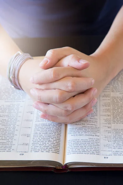 Jeune Homme Enfonçant Bible Priant — Photo