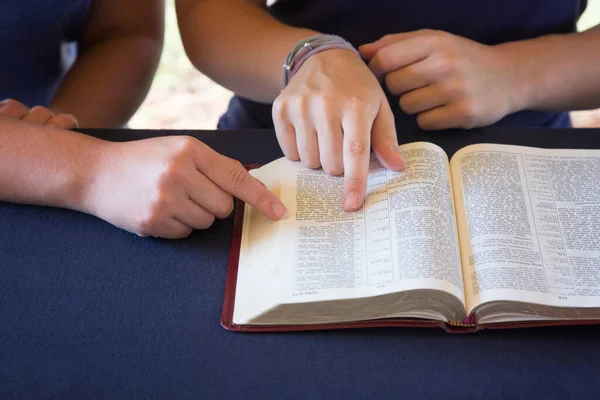 Amico Che Aiuta Qualcuno Studiare Bibbia — Foto Stock