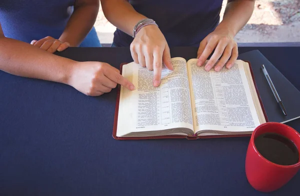 Amico Che Aiuta Qualcuno Studiare Bibbia — Foto Stock