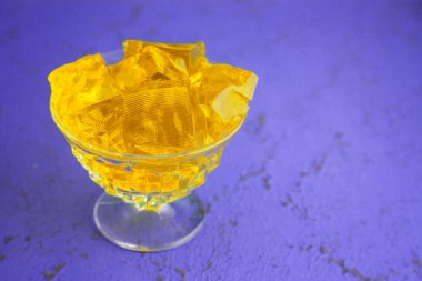 Limon jölesiyle dolu kristal kase