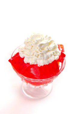 Üstünde çilek reçeli ve krema dolu kristal kase