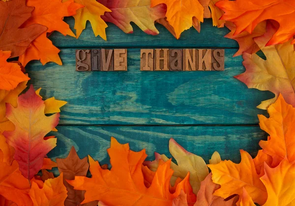 Mit Herbstblättern Auf Blauem Holz Danke Sagen — Stockfoto