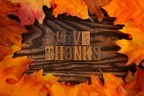 Geef Dank Een Rand Van Herfst Bladeren — Stockfoto