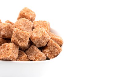 Beyaz Arkaplanda Esmer Şeker Küpleri