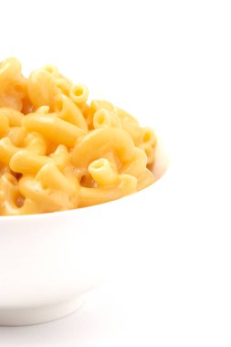 Klasik Soba Fırını Makarnası ve Peynir Beyaz Arkaplanda