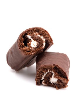 Beyaz Arkaplanda Çikolatalı Pasta Yuvarlaması