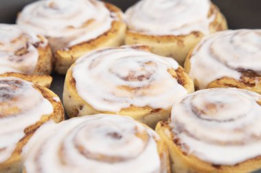 Taze tarçınlı rulo beyaz kremalı fırın tavasında