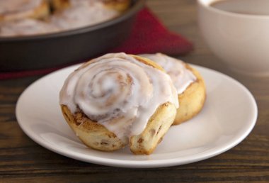 Taze pişmiş tarçınlı rulo kahveye hazır.