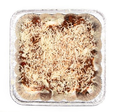 Teneke kutuda pişmemiş lazanya. 