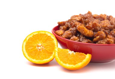 Beyaz Arkaplanda Kırmızı Kasede Turuncu Tavuk