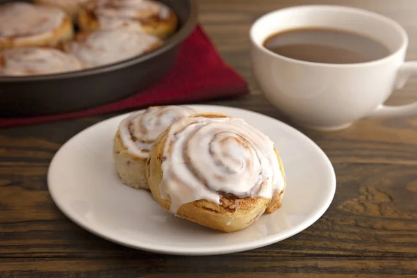 Rollos Canela Recién Horneados Listos Para Desayuno Con Una Taza — Foto de Stock