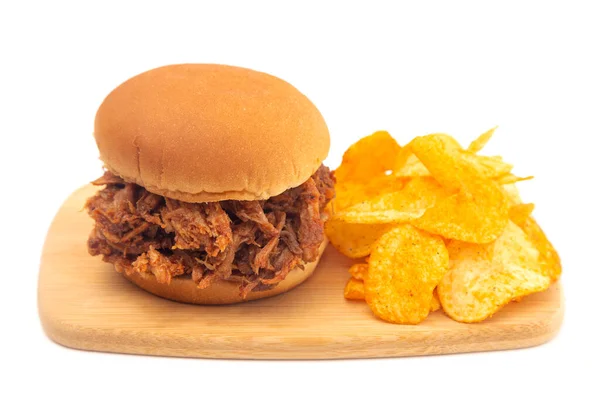 Beyaz çöreğin üstünde domuz sandviçi.