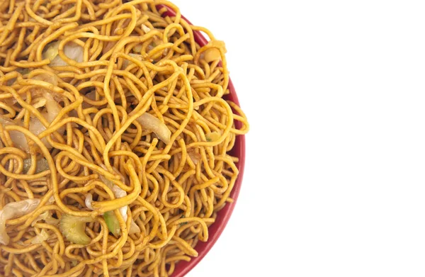Chow Mein Noodles Fundo Branco — Fotografia de Stock