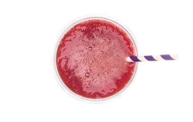 Plastik bir kullan at bardakta meyveli buzlu içecek. 