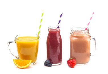 Kağıt kamışlı çeşitli bardaklarda üç meyve suyu.
