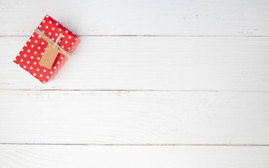 Beyaz Masa 'ya Sarılı Tek Küçük Hediye