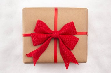 Kahverengi Kağıt Paket Karda Kırmızı Fiyonk ile Bağlandı